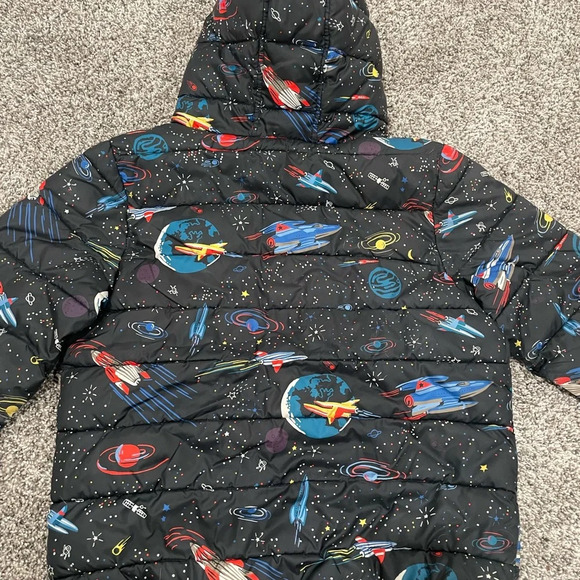 Hanna Andersson boy's space print black hooded puffer jacket, size 140 / 10. - Picture 9 of 12